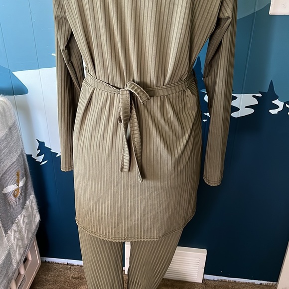 Lounge Set - Picture 5 of 7